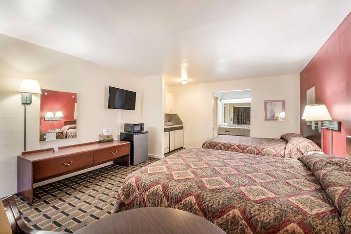 Queen Bed Kitchenette (4 of 5)