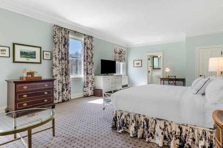 Deluxe King Bed (2 of 23)