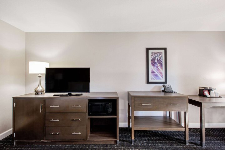 1 King Bed (8 of 8)