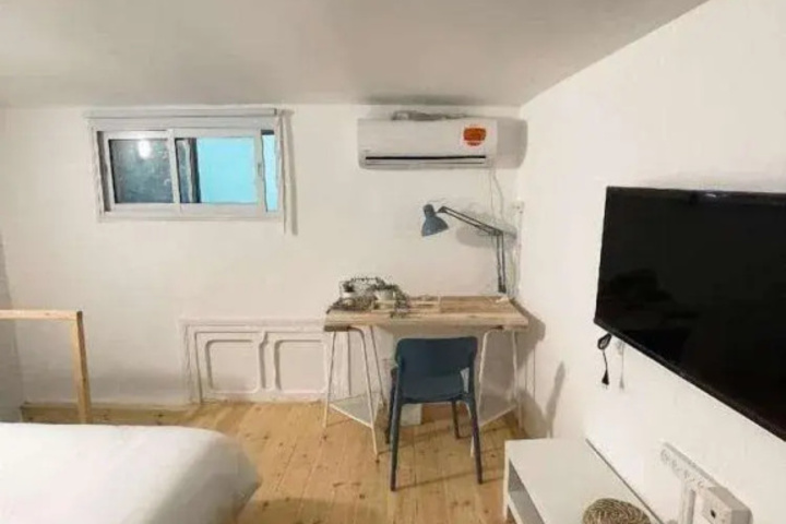 Room 4 of 11