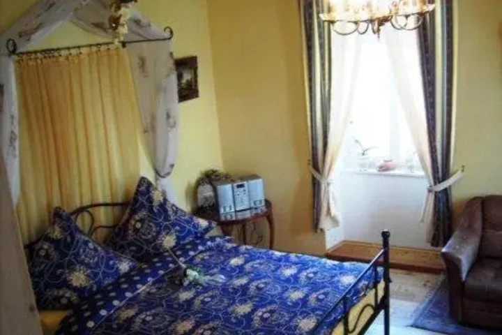 Room 4 of 18