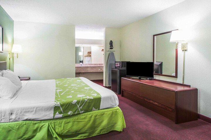 1 King Bed (13 of 16)