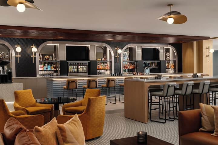 Lounge 21 of 43