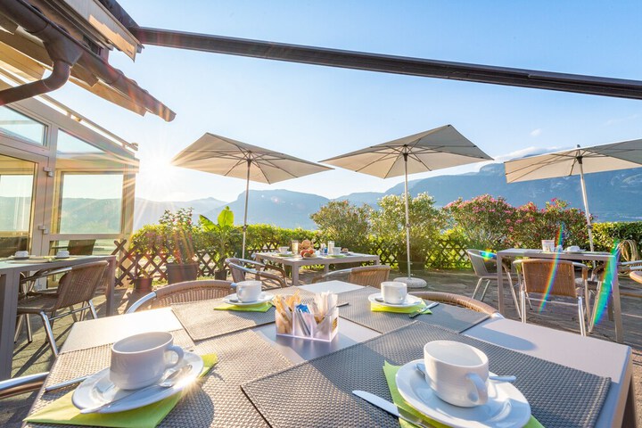 Breakfast/Coffee Service 106 of 124