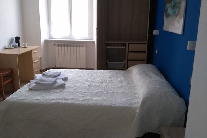 Room 6 of 12