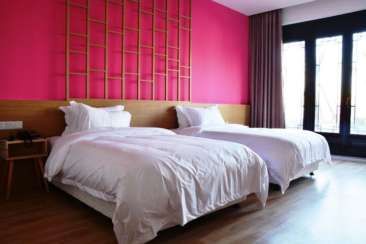 Room 8 of 12