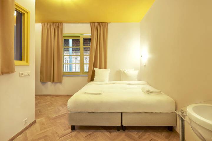 Room 53 of 137