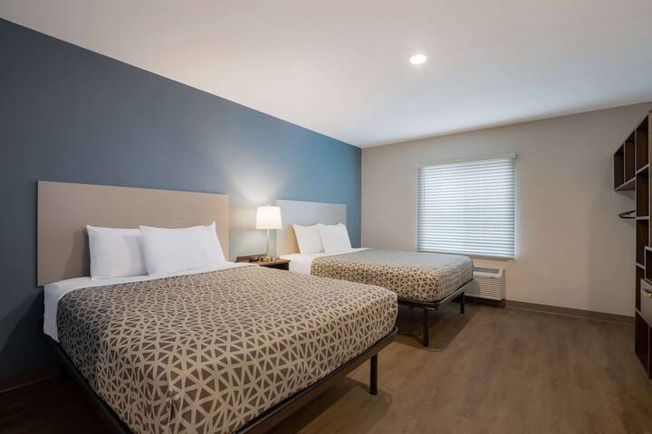 1 Queen Bed (3 of 18)