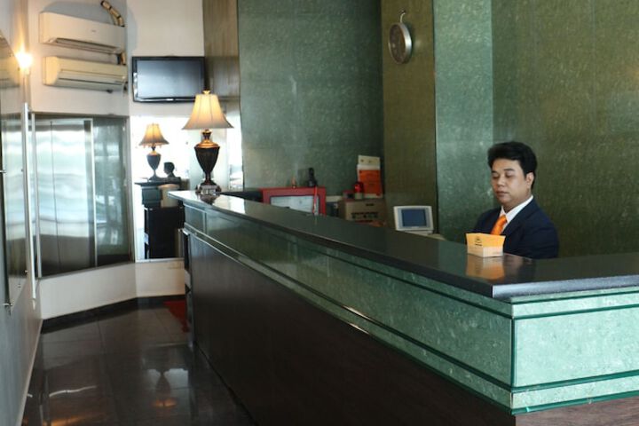 Check-in/check-out kiosk