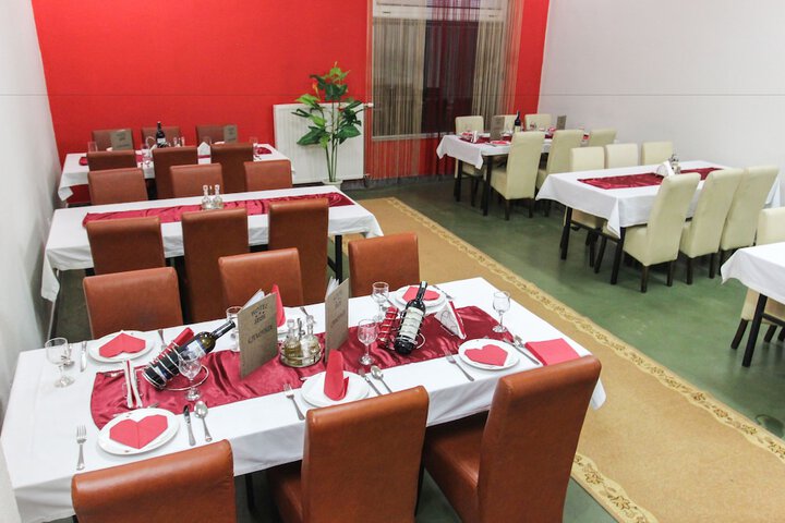 Dining 42 of 58