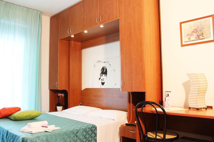 Room 11 of 27