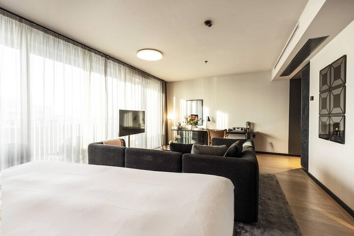 Room 33 of 90