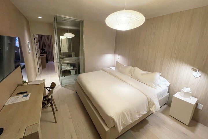 Room 16 of 65