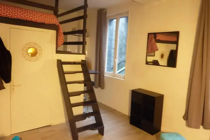 Room 7 of 12