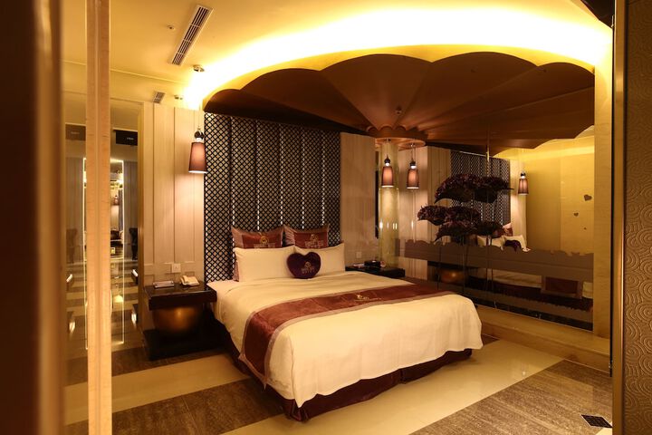 Room 8 of 32