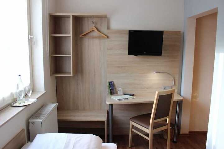 Room 4 of 7