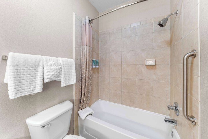 1 King Bed Microwave and Refrigerator WiFi Full Breakfast (21 of 26)
