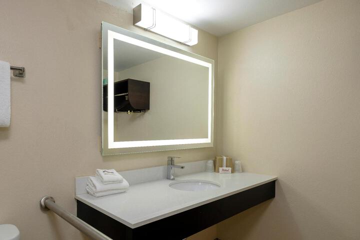 ADA Accessible Deluxe King (4 of 27)