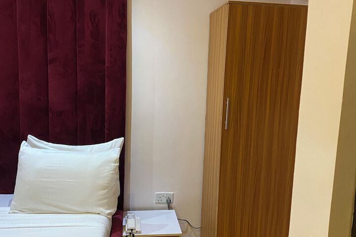 Room 16 of 33
