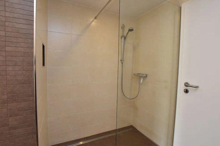 Room 8 of 17