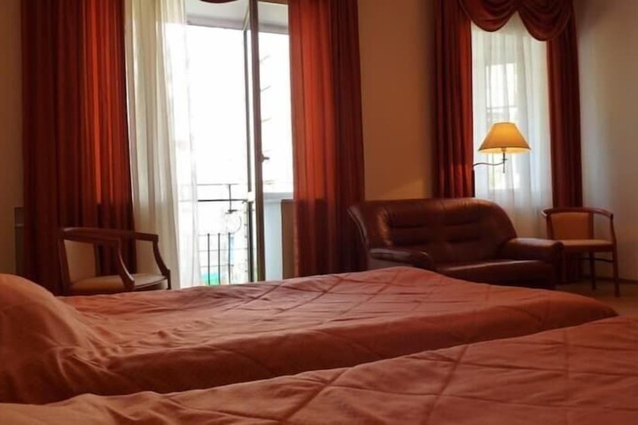 Room 11 of 28
