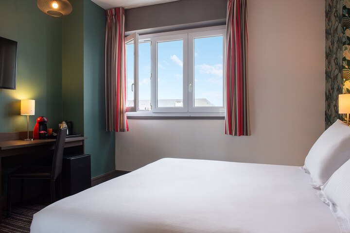 Room 15 of 48
