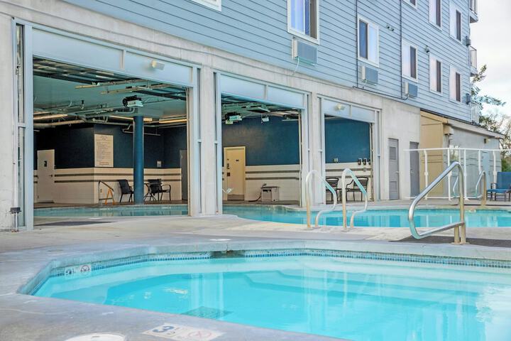 Pool Hotel