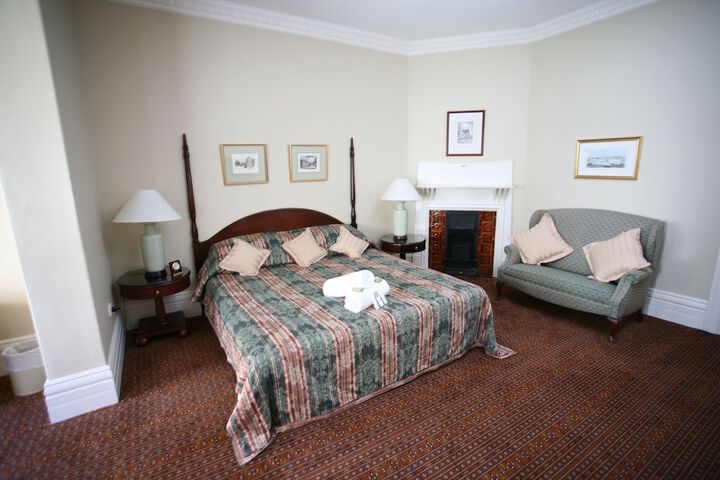 Room 10 of 32
