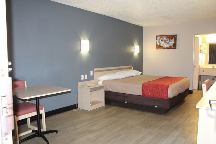 1 King Bed (4 of 7)