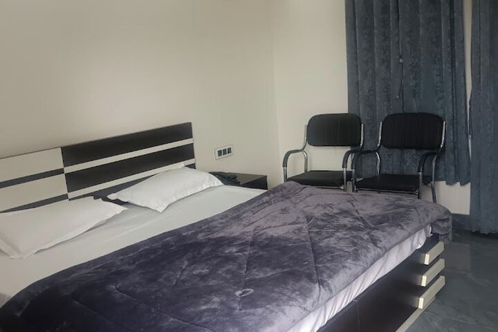 Room 5 of 12