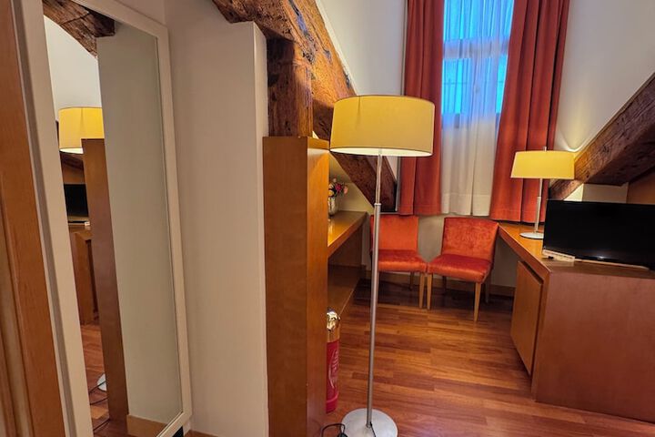 Room 166 of 290