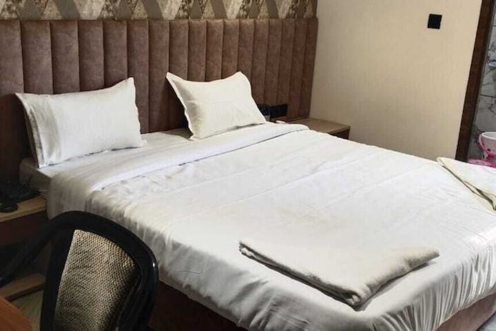 Room 5 of 12
