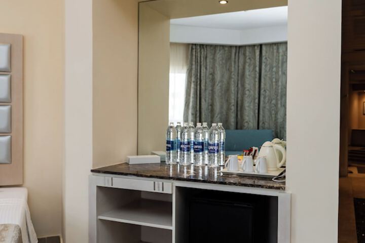 Room 6 of 90