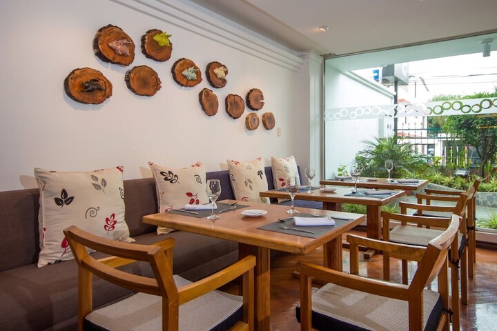 Dining 16 of 18
