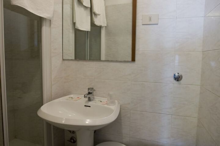 Room 12 of 37