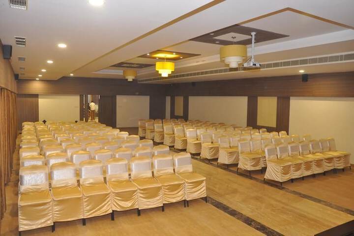 Ballroom/Hall 19 of 22