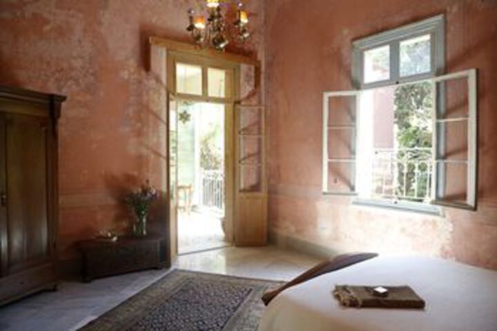 Room 10 of 28