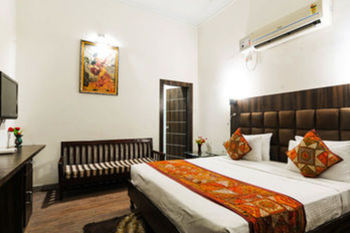 Room 7 of 12
