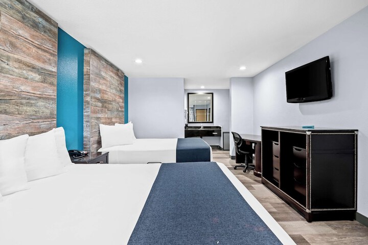1 King Bed Desk WiFi Continental Breakfast (2 of 19)