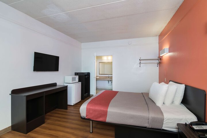 1 Queen Bed Accessible (5 of 6)