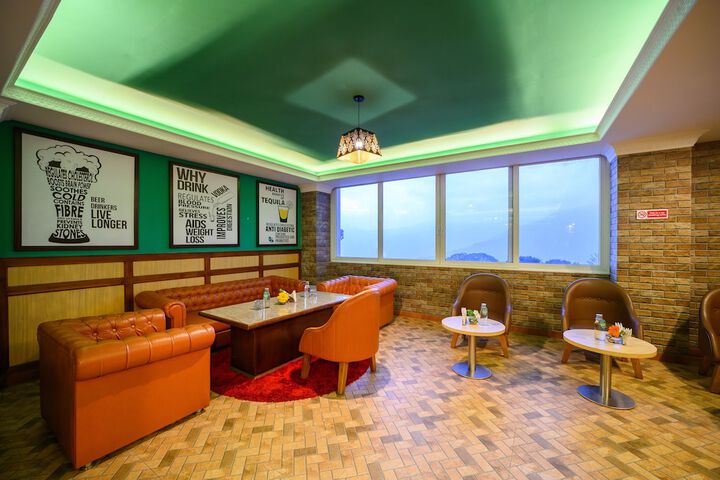 Lounge 51 of 70
