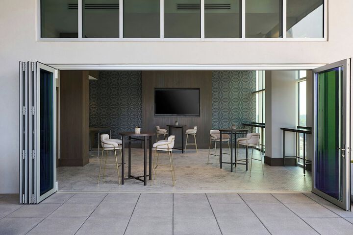 Lounge 48 of 59