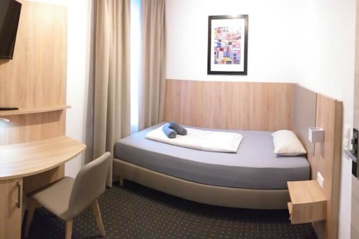 Room 2 of 25