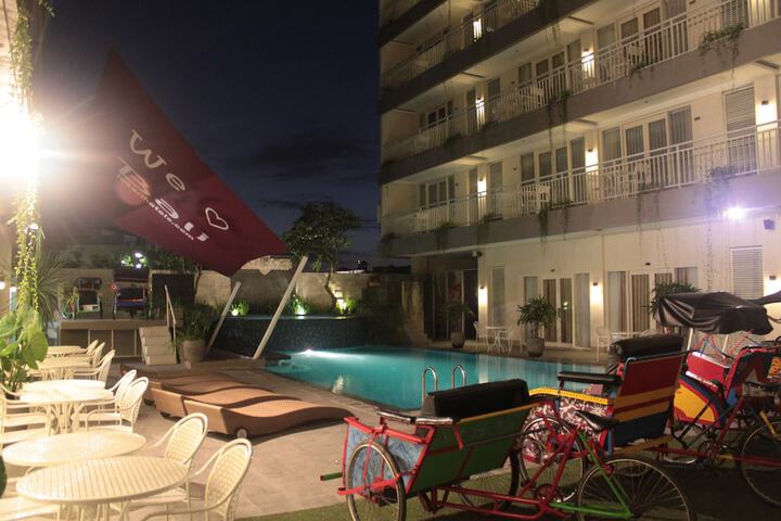 Hotel Pool