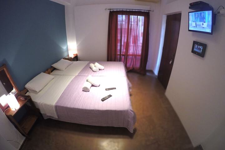 Room 6 of 52