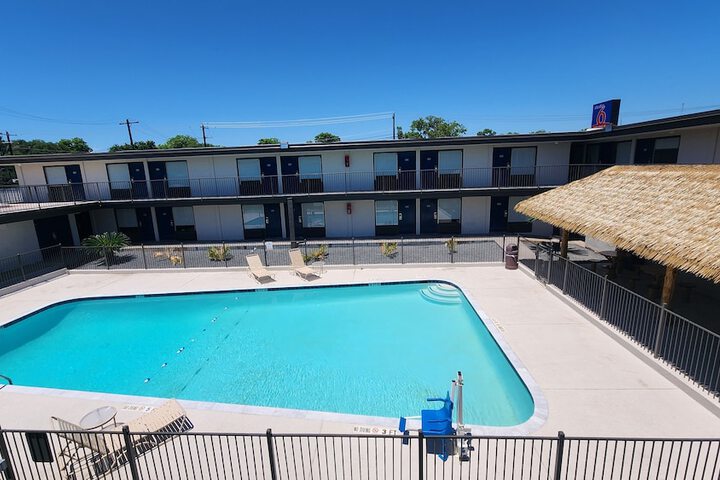 Hotel Exterior 33 of 35