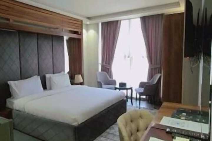 Room 11 of 28