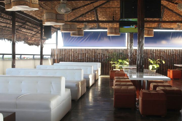 Lounge 13 of 14