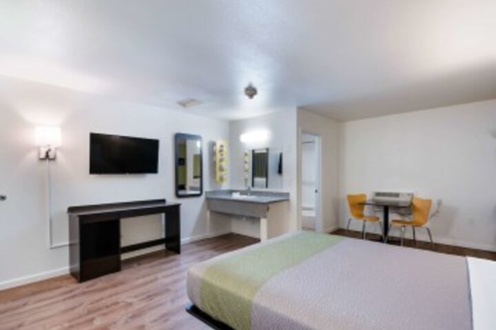 Room 21 of 38
