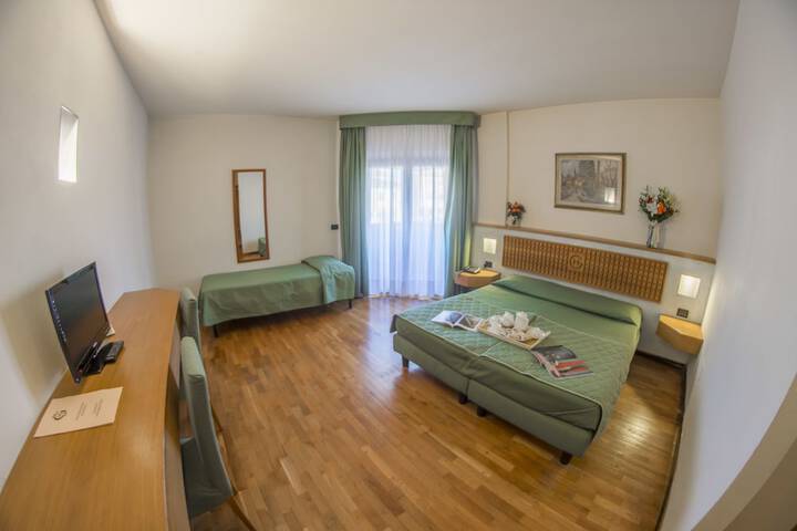 Room 10 of 32